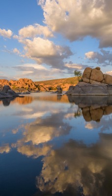 озеро камни скалы отражение облака