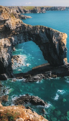 скалистый обрыв арка море