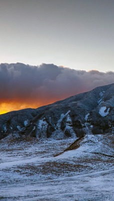 горы вулкан на закате склон