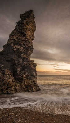 скала закат море берег камень