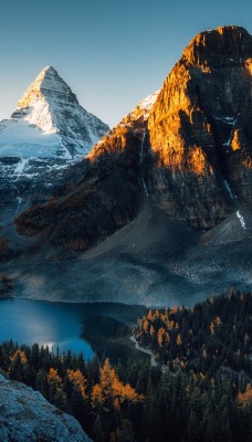 горы скалы озеро вершины снег деревья