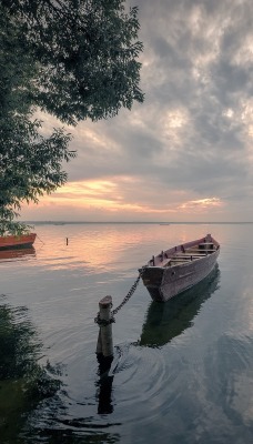 озеро на рассвете тучи лодка штиль
