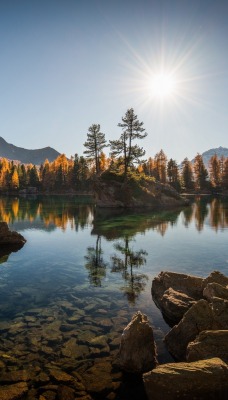 озеро горы солнце лес осень камни