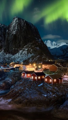 гора деревня ночь северное сияние