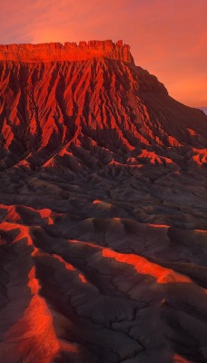 гора скала пустыня на закате