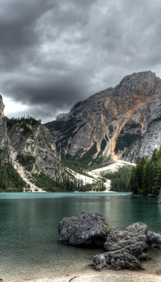 природа озеро камни скалы ели горы
