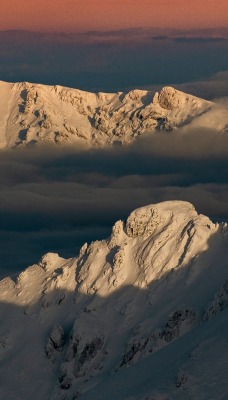 горы вершины снег облака над облаками