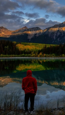 озеро мужчина капюшон горы отражение