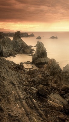 скалы берег море на закате камни