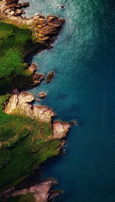 побережье утес катер море скалы