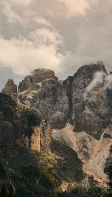 скалы гора деервья облака