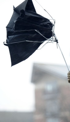 Девушка на ветру с зонтом