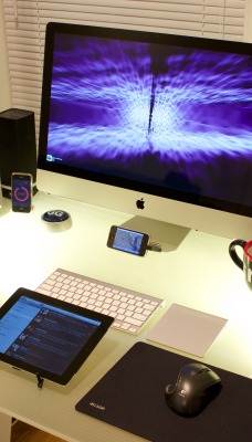 Компьютерный стол с apple