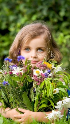 Девочка с полевыми цветами