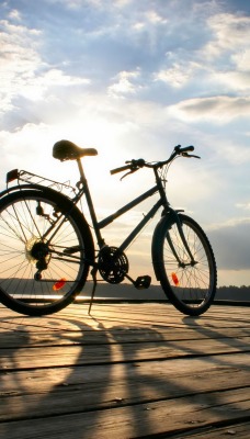 велосипед у озера