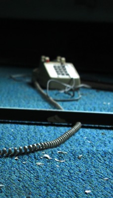 телефон трубка на полу