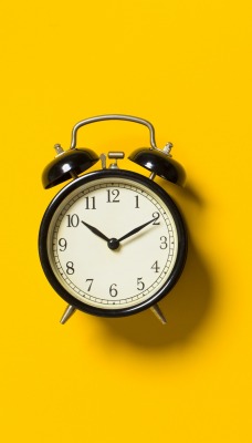 часы желтый фон будильник старый