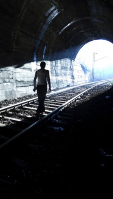 тоннель рельсы железная дорога человек