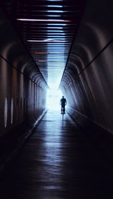 тоннель велосипедист силуэт свет