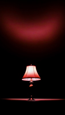 лампа торшер темный фон свечение