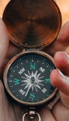 компас в руке размытый фон