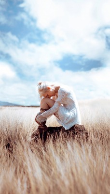 девушка поле сухая трава облака