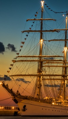 корабль парусник фонари на закате