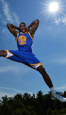 баскетболист в прыжке