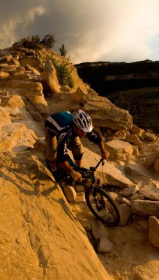велосипедист камни гора спуск солнце рассвет