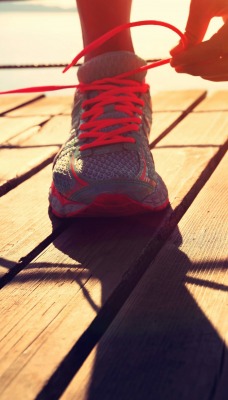 спортсмен кросовки шнурки доски