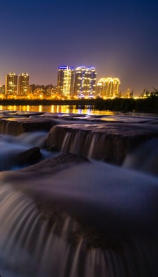 Вода камни город ночь