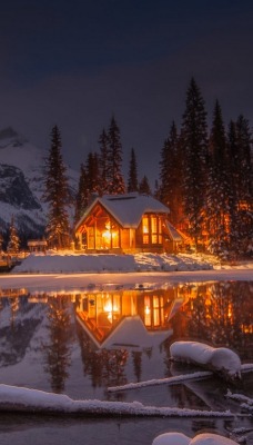 домик ночь озеро освещение зима снег горы деревья