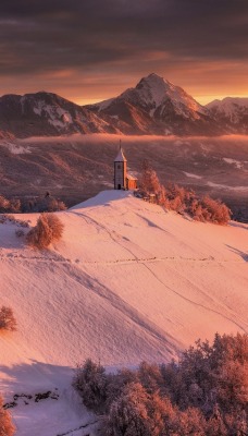 склон холм церквушка снег
