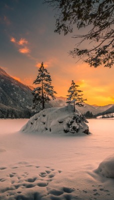 озеро зима снег замерзшее горы на закате