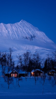 гора деревня зима домики снег