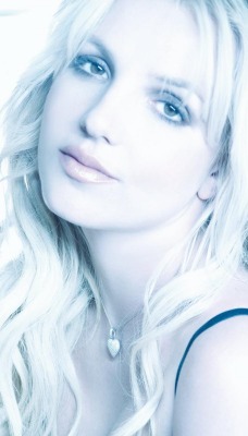 Britney Spears в циановом цвете