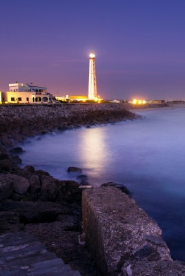 Светящийся маяк на берегу