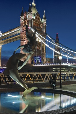 статуя мальчик с дельфином