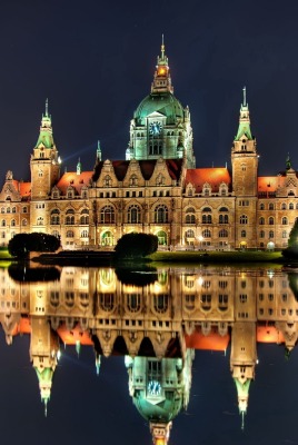 отражение дворца в озере