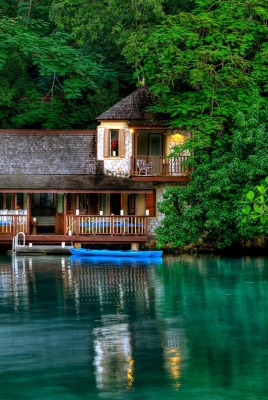 домик на берегу озера