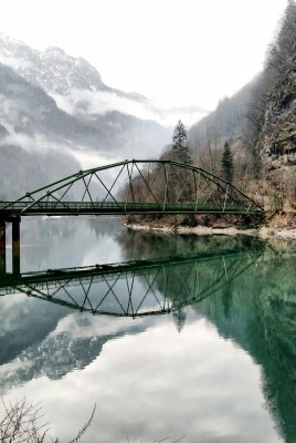 Мост через речку в ущелье