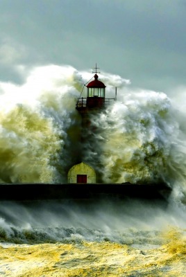маяк шторм море
