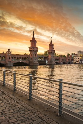 берлин германия набережная река город на закате