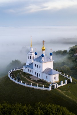 церковь холм туман высота