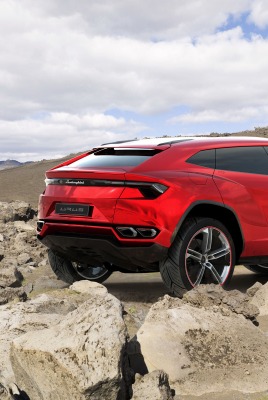 красный автомобиль Lamborghini Aventador