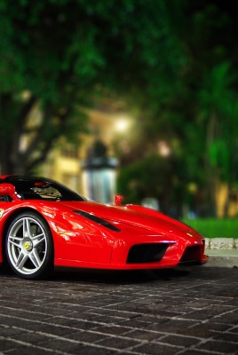 Красный Ferrari