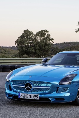 голубой блестящий Mercedes