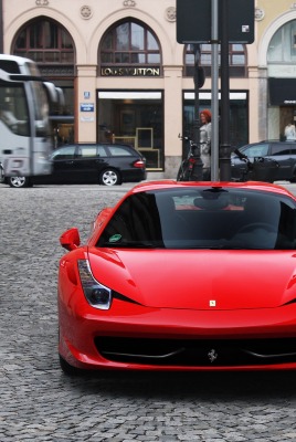 красная Ferrari 