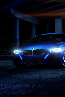 синяя блестящая BMW