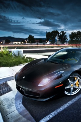 черная Ferrari